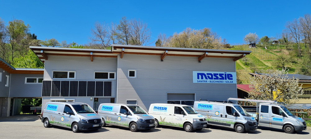 Massie Standort und Fuhrpark mit Firmenfahrzeugen vor dem Firmengebäude