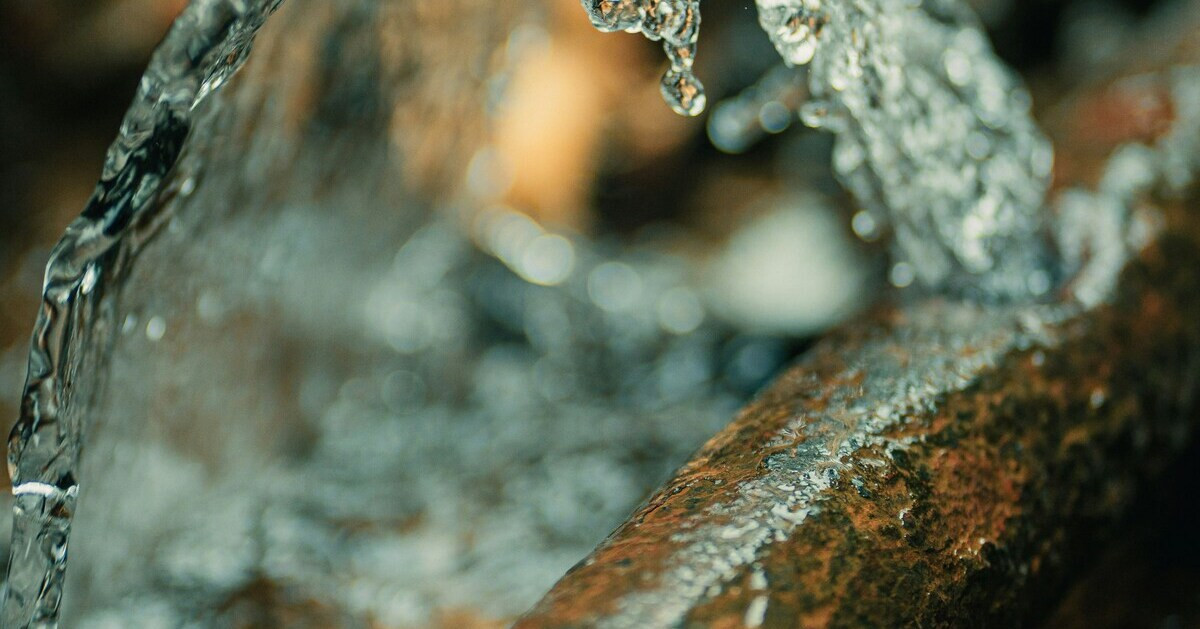 Wasser tropft aus einem kaputten Rohr