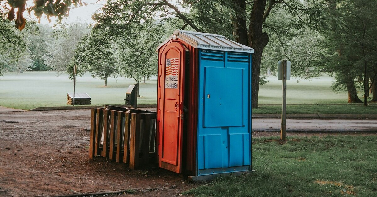 Campingtoilette auf einem Campingplatz im Grünen