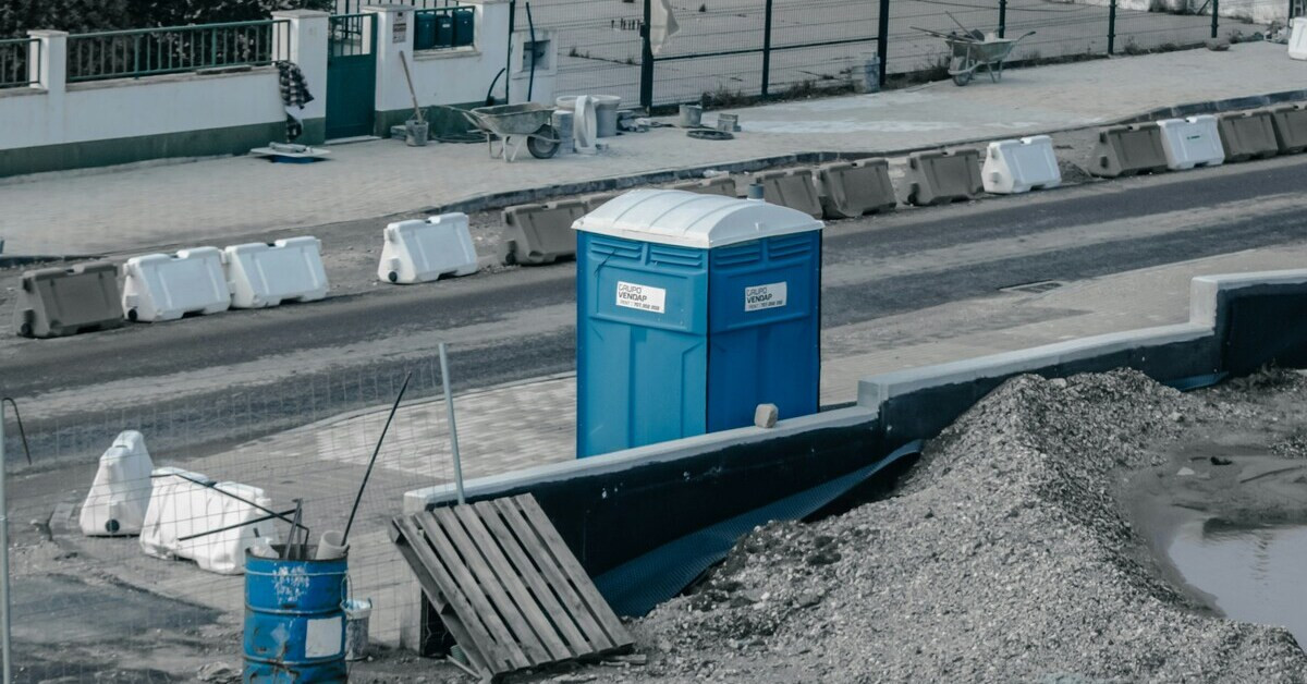 Baustellentoilette auf einer Baustelle, mobile Toilette für Bauarbeiter