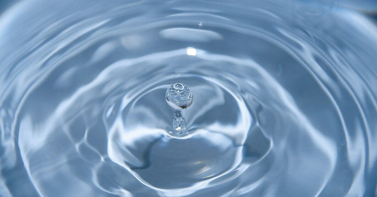 Wassertropfen und Wasseroberfläche in Nahaufnahme