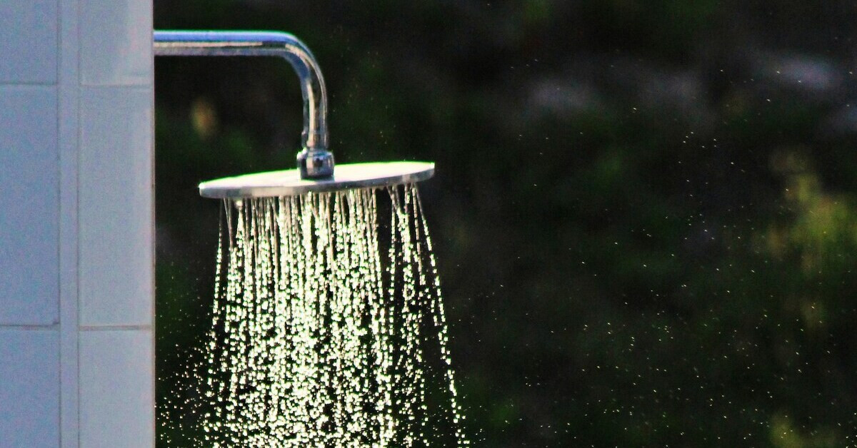 Moderne Dusche draußen mit fließendem Wasser im Garten
