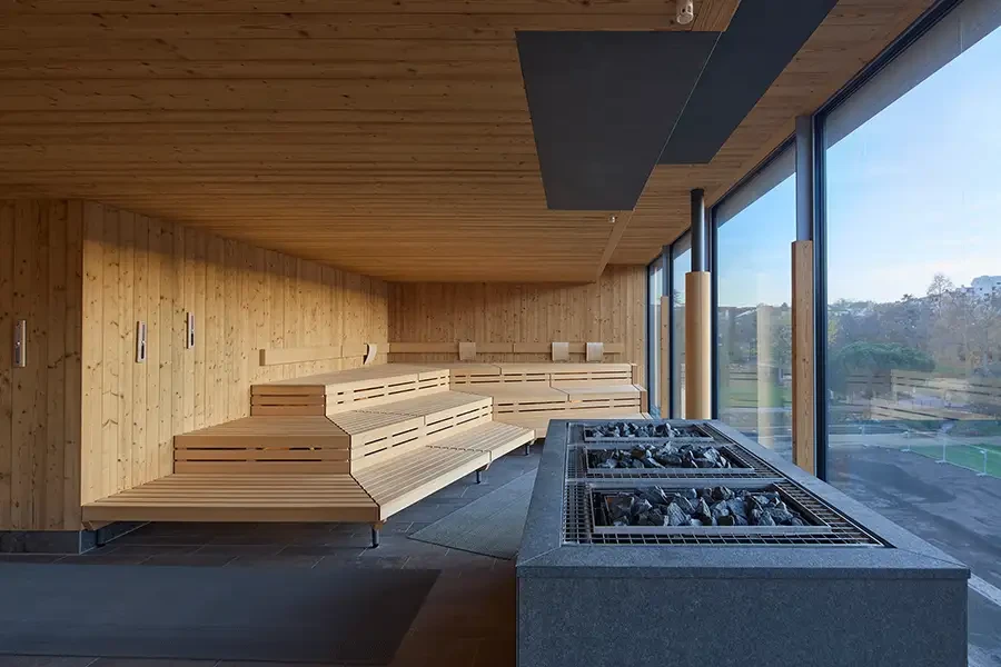 Moderne Sauna in Bad Dürkheim mit Panoramablick und Holzverkleidung