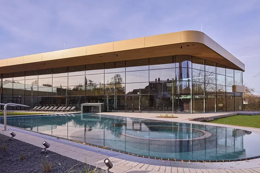 Modernes Thermalbad in Bad Dürkheim mit Außenpool und Glasfassade