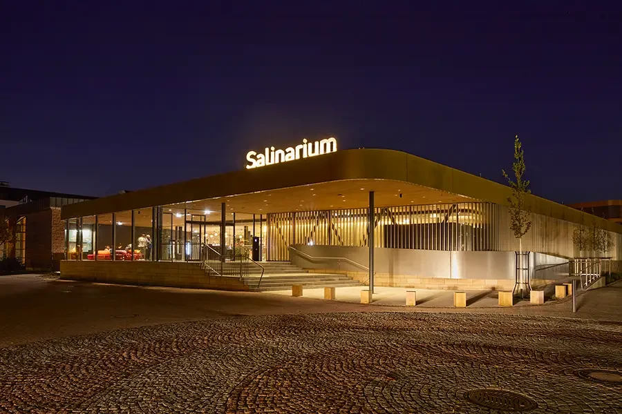 Salinarium Bad Dürkheim bei Nacht – modernes Schwimmbad und Wellnesszentrum