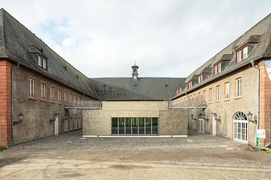 Historisches Gebäude mit modernem Anbau im Innenhof, 6672-8407