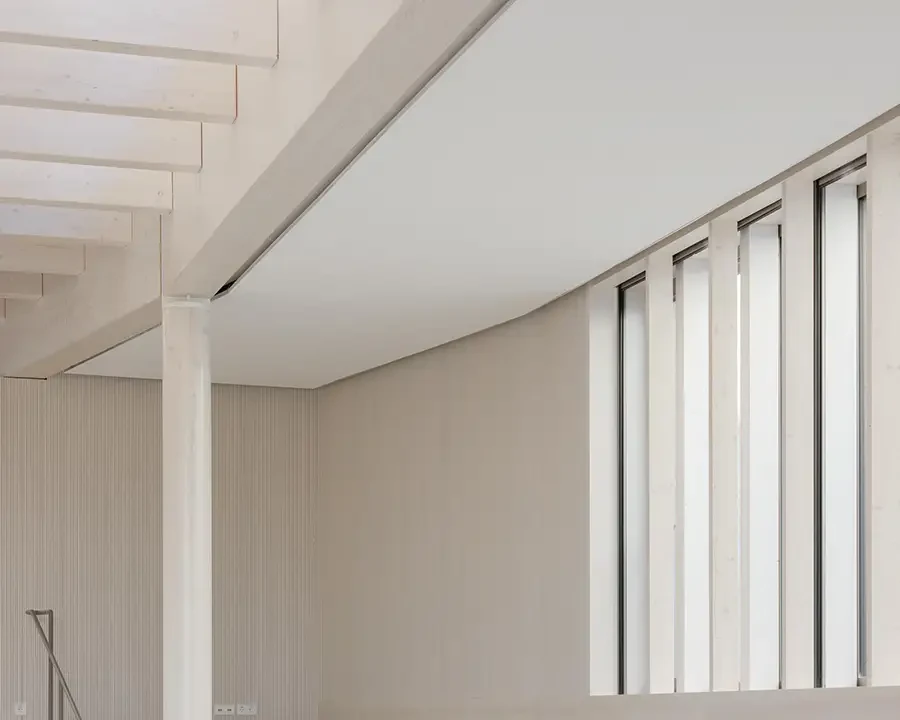 Minimalistisches, modernes Interieur mit weißen Holzbalken und vertikalen Fensterlamellen, Detailansicht