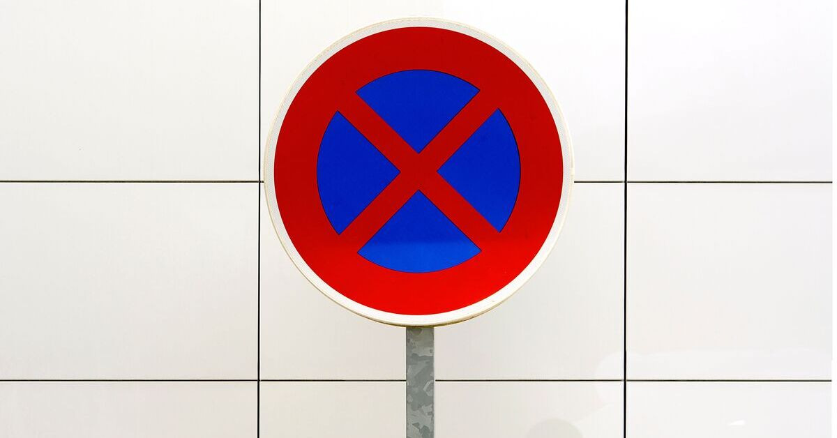 Halteverbot Schild vor heller Wand – Verkehrszeichen für Halteverbot in Deutschland