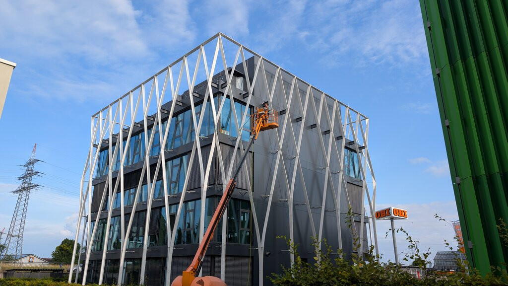 Glasreinigung an einem modernen Gebäude in Offenburg