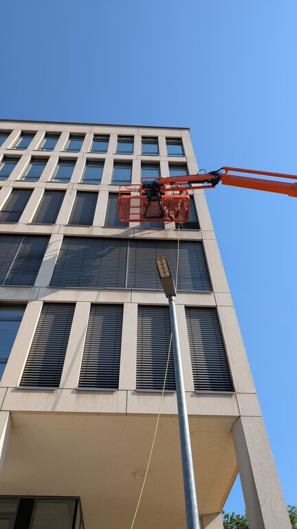 Professionelle Glasreinigung in Offenburg Glasreinigung an einem Bürogebäude in Offenburg mit Hebebühne