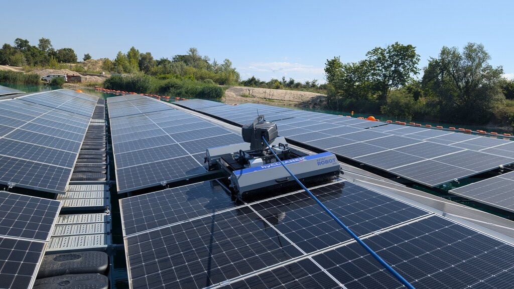 PV-Roboter auf dem Baggersee Wyhl zur Reinigung von Solaranlagen PV-Roboter reinigt Solaranlagen auf dem Baggersee Wyhl