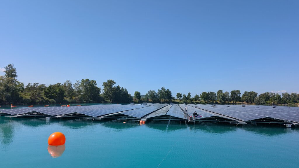Weitansicht: PV-Roboter auf schwimmender Photovoltaikanlage in Wyhl PV-Roboter auf schwimmender Solaranlage in Wyhl – Weitansicht der Photovoltaikanlage auf dem Wasser