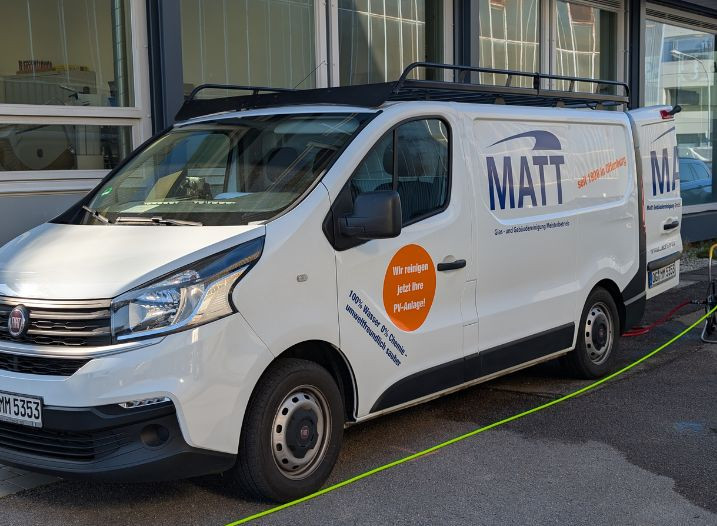 Firmenfahrzeug von MATT für Gebäudereinigung in Offenburg vor einem Firmengebäude