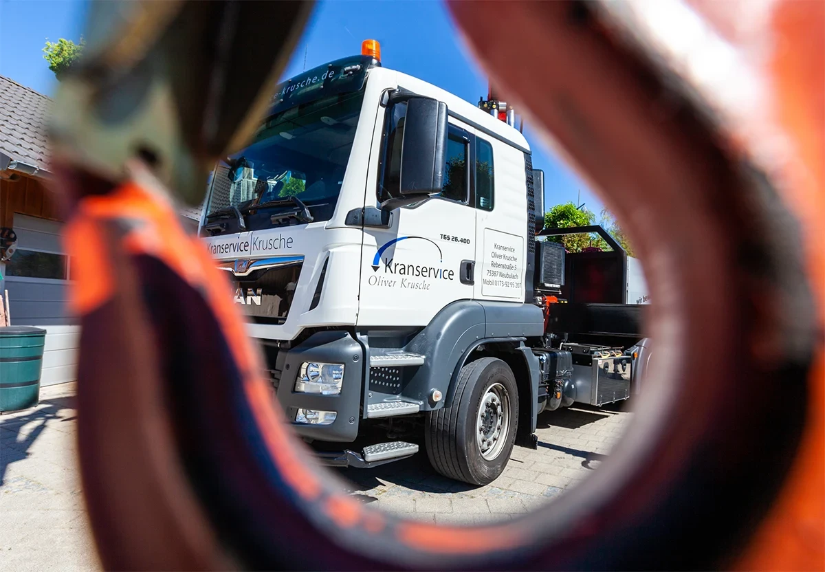 Kranservice Oliver Krusche – moderner Lkw auf dem Firmengelände in Mühlacker Kranservice Oliver Krusche Lkw auf dem Firmengelände in Mühlacker