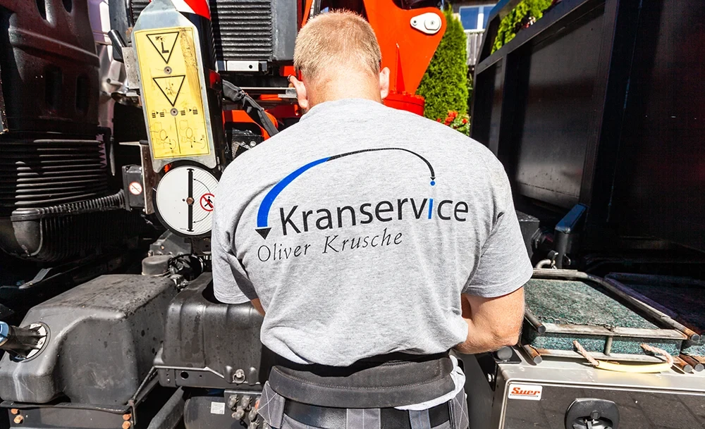 Kranservice Oliver Krusche – Spezialtransporte und professionelle Kranarbeiten Mitarbeiter von Kranservice Oliver Krusche bei Spezialtransporten im Einsatz