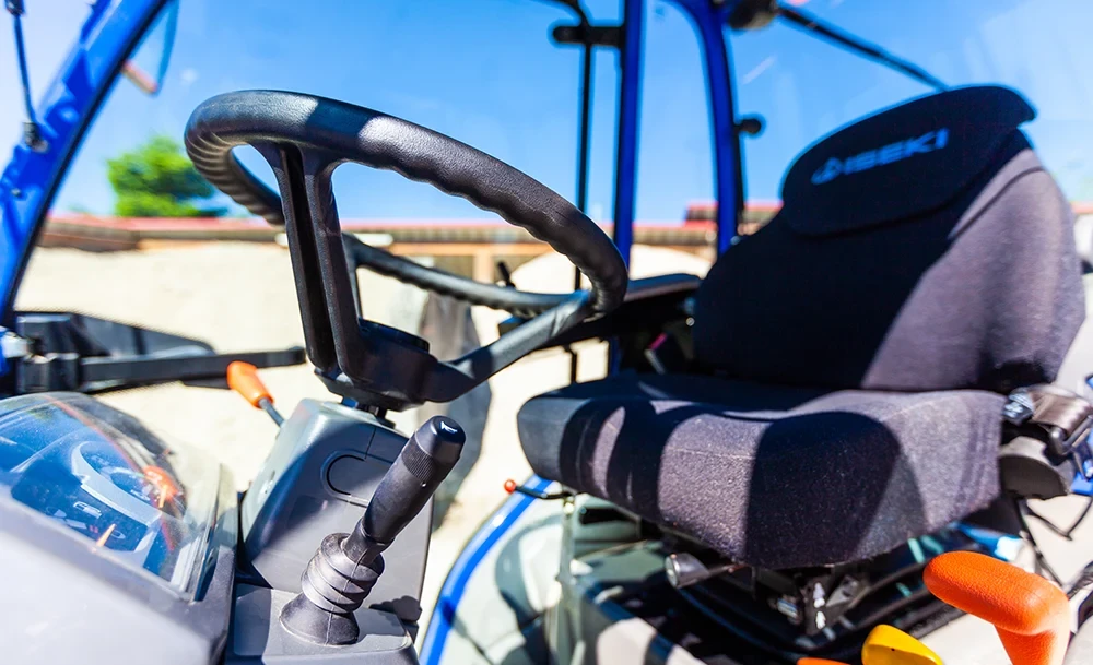 Fahrerkabine im Tiefbau – Lenkrad und Steuerung eines Baufahrzeugs Fahrerkabine eines Tiefbau-Fahrzeugs mit Lenkrad und Steuerhebel, Nahaufnahme