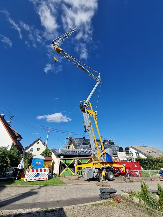 Mobiler Baukran im Einsatz bei einem Wohnhaus – Krandienste Galerie