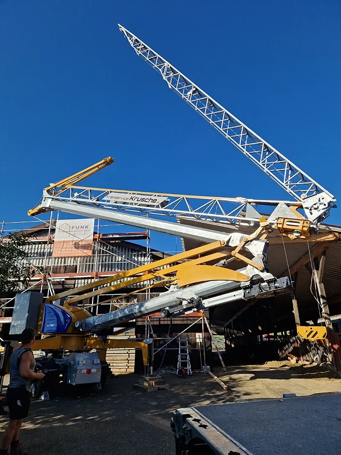 Krandienst im Einsatz auf einer Baustelle mit Autokran und Aufbau, Galeriebild 06