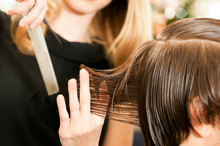 Wie häufig sollte man zum Friseur gehen?