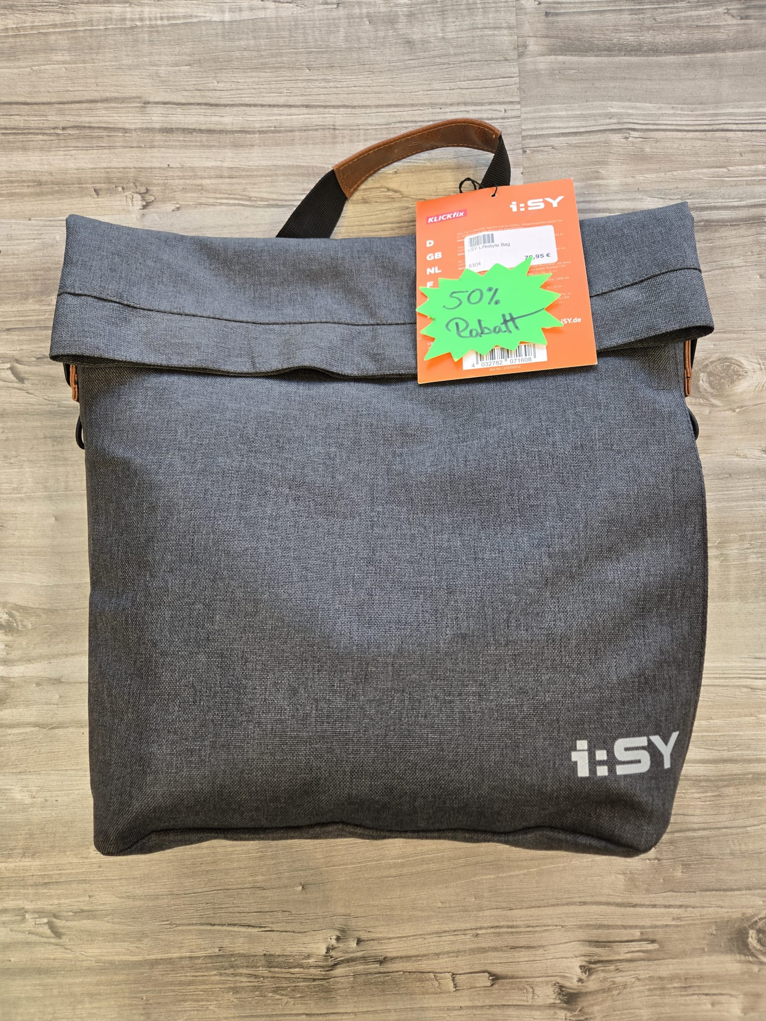 i:SY Fahrradtasche mit 50% Rabatt auf Holztisch