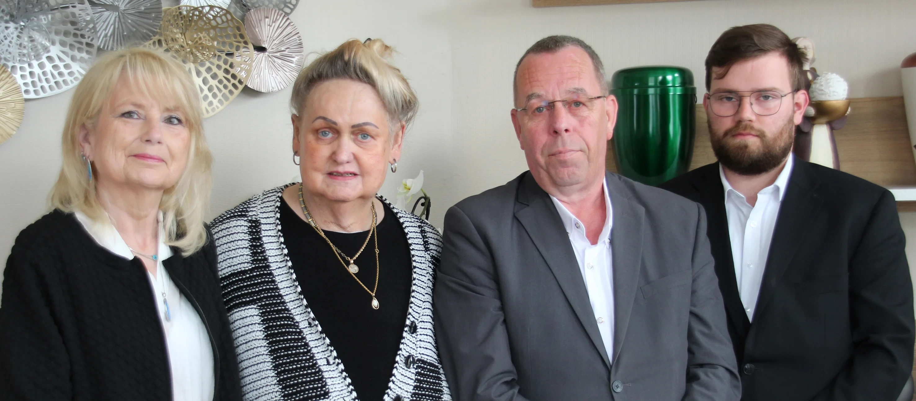 Gruppenbild von zwei Personen in festlicher Kleidung