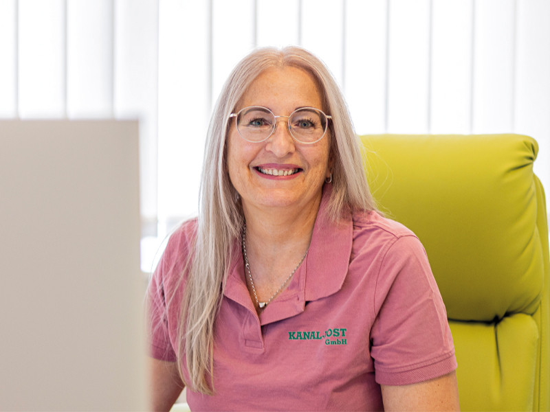 Portrait von Alex im Büro, Mitarbeiterin der KANAL-OST GmbH