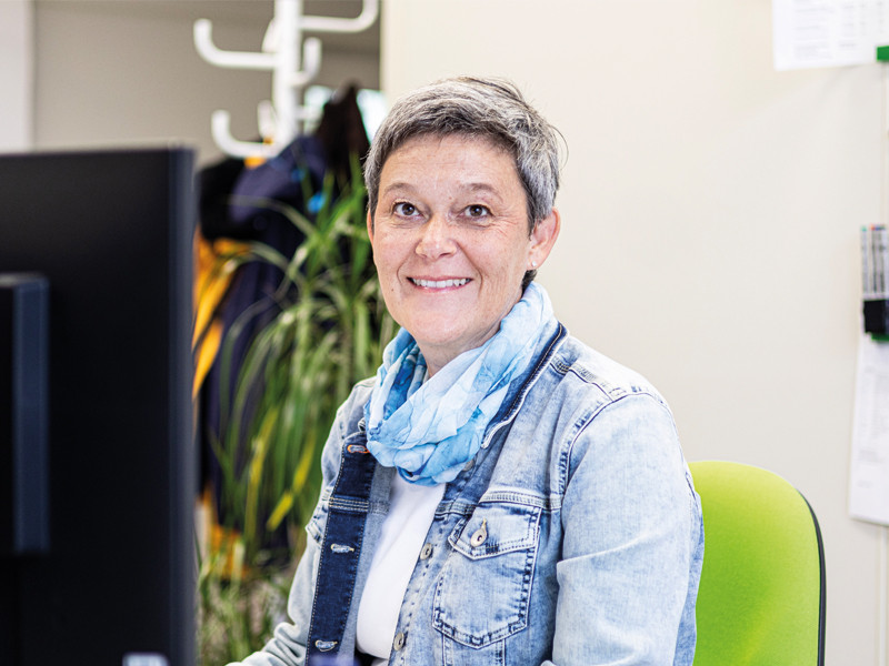 Portrait von Sabine im modernen Büro, Web-Layout