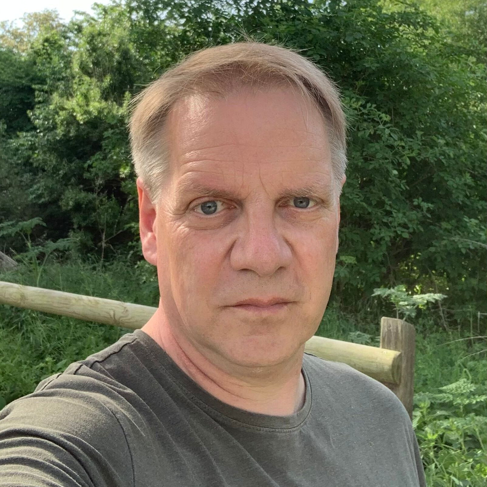 Dipl.-Ing. Henning Schwarze – quadratisches Profilbild in der Natur Dipl.-Ing. Henning Schwarze im Grünen, quadratisches Profilbild