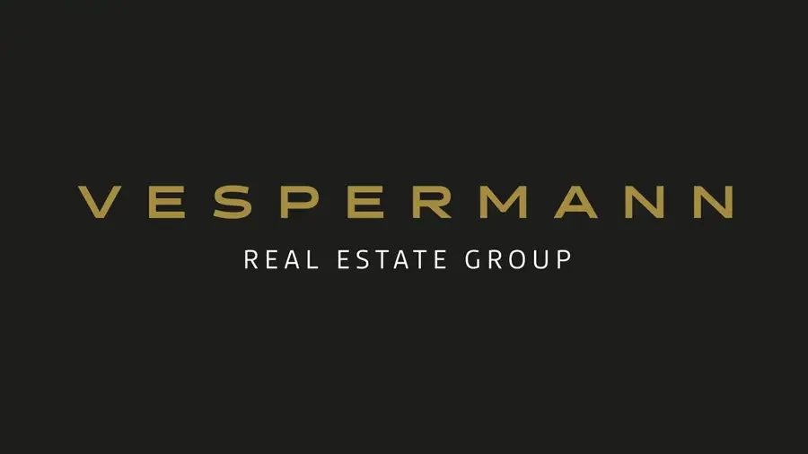 Vespermann Real Estate Group Logo auf schwarzem Hintergrund