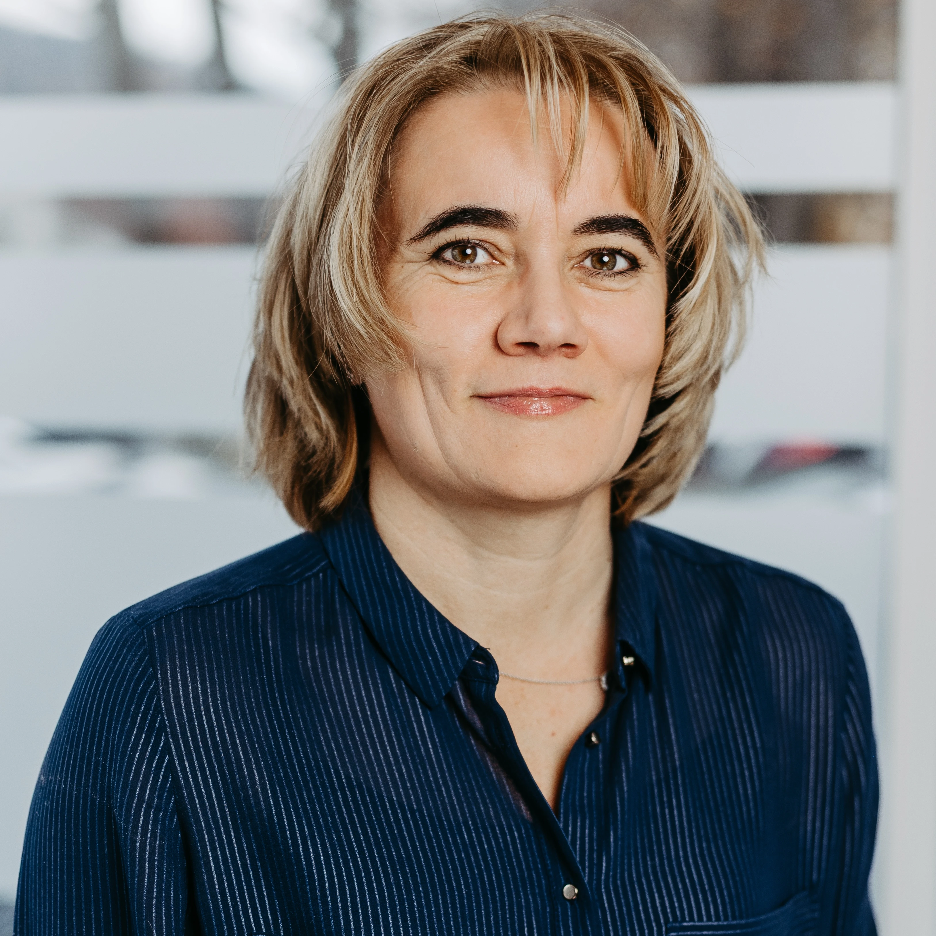 Steuerfachangestellte bei Philippi in moderner Büro-Umgebung