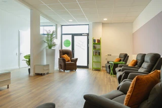 Moderner Wartebereich mit bequemen Sesseln, Pflanzen und heller Einrichtung