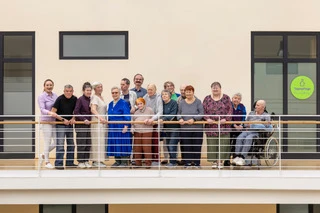 Gruppe älterer Menschen auf einem Balkon eines Pflegeheims