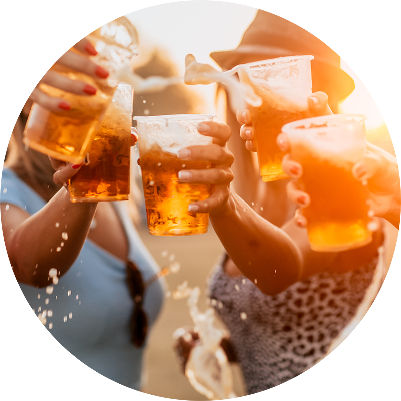Feiern mit Freunden, Anstoßen, Bier, Becher