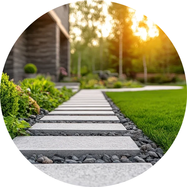 Moderner Gartenweg mit Steinplatten und gepflegtem Rasen im Sonnenlicht – startseite-contentbild-01
