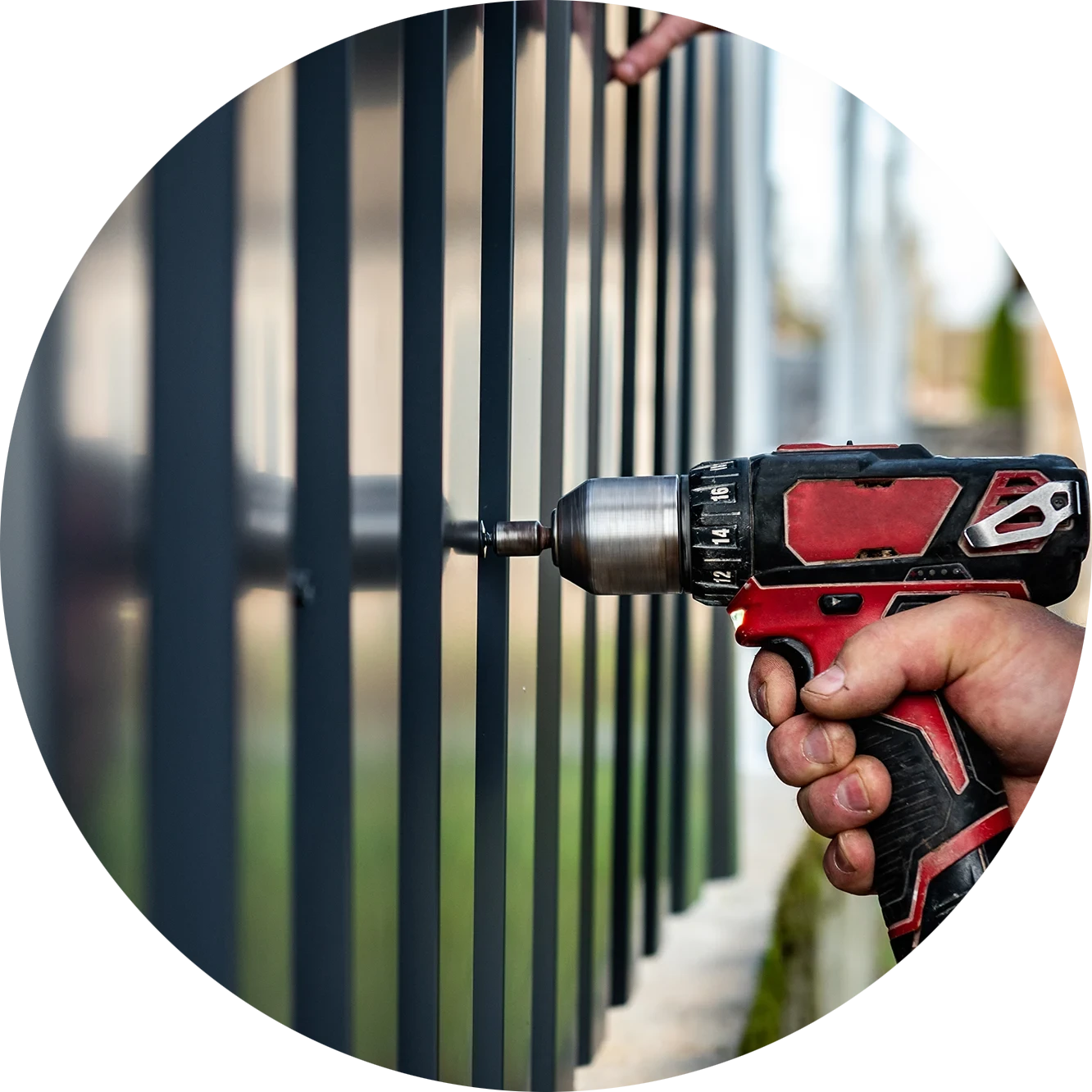 Montage eines Metallzauns mit Akkuschrauber – Zaun Contentbild