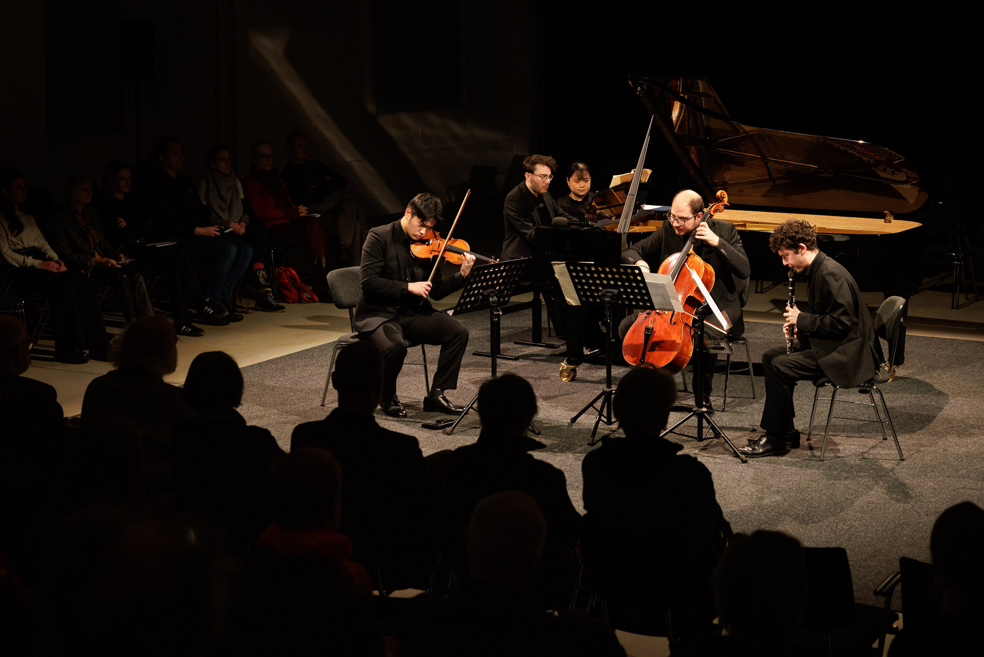 JDP Ensemble bei einem klassischen Konzertauftritt mit Publikum und verschiedenen Instrumenten