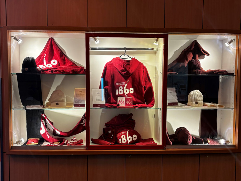 Vitrine mit Bremen 1860 Fanartikeln wie Hoodie, Mütze und Schal im Vereinsgebäude