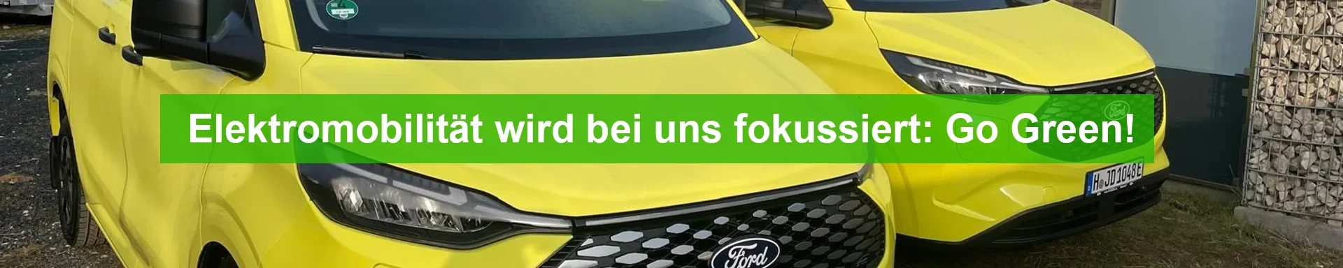 Gelbes Auto mit Ford-Logo und grünem Banner mit Text, Go Green Slider