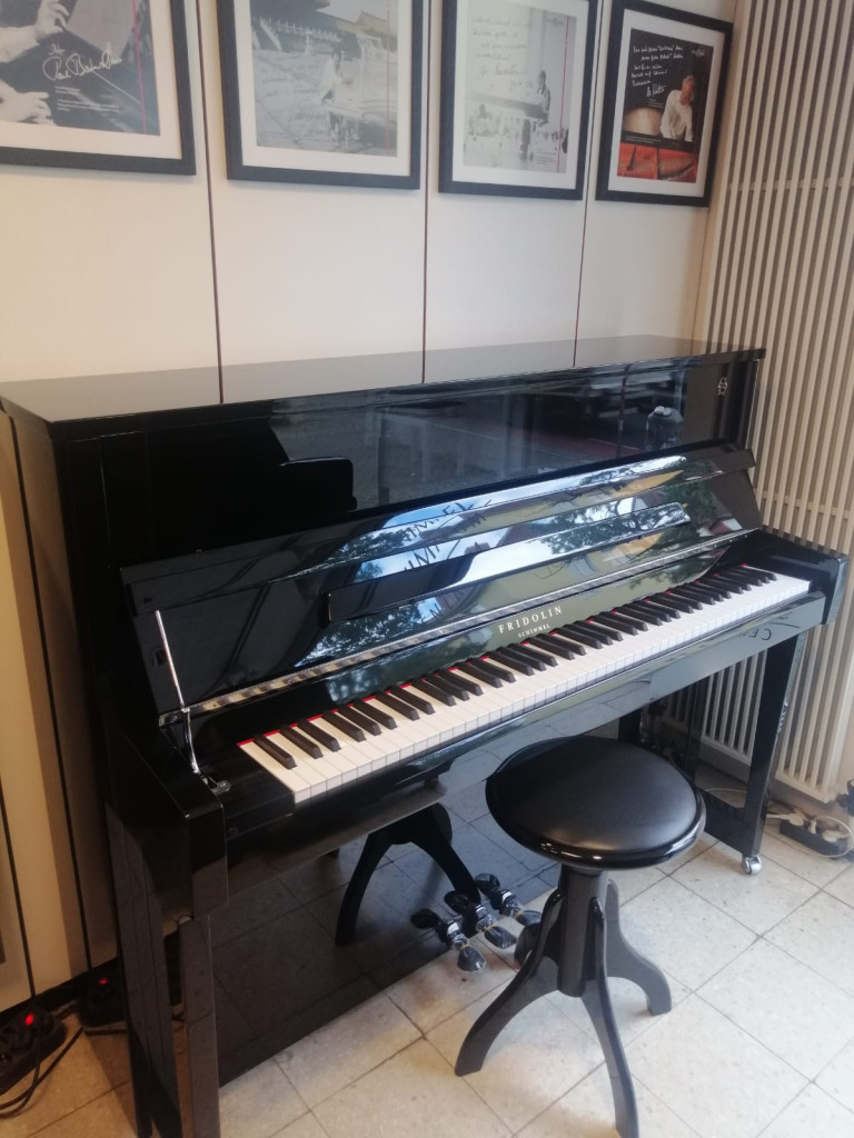 Fridolin Klavier von Schimmel in einem Musikraum