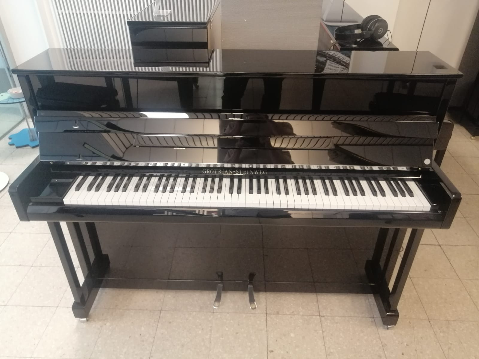 Grotrian-Steinweg Klavier in schwarzem Hochglanz-Finish, frontal aufgenommen