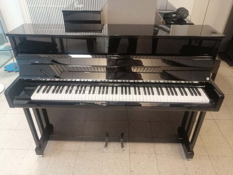 Grotrian-Steinweg Klavier in schwarzem Hochglanz-Finish, frontal aufgenommen