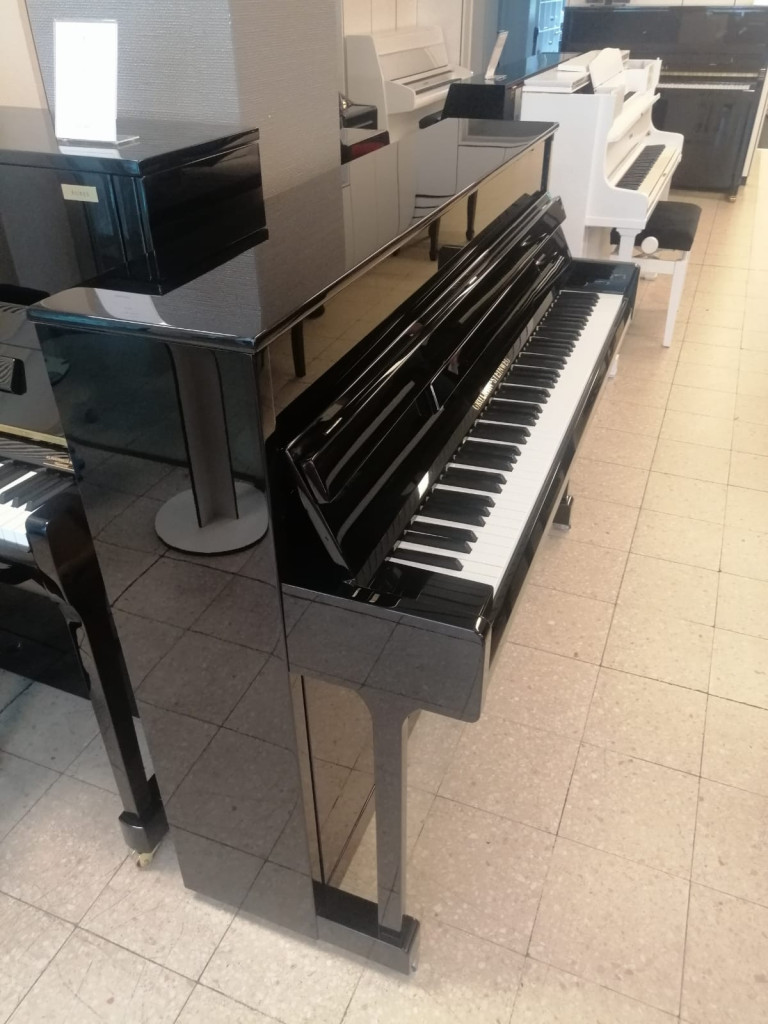 Grotrian Klavier in schwarzem Hochglanz-Finish in einem Musikgeschäft