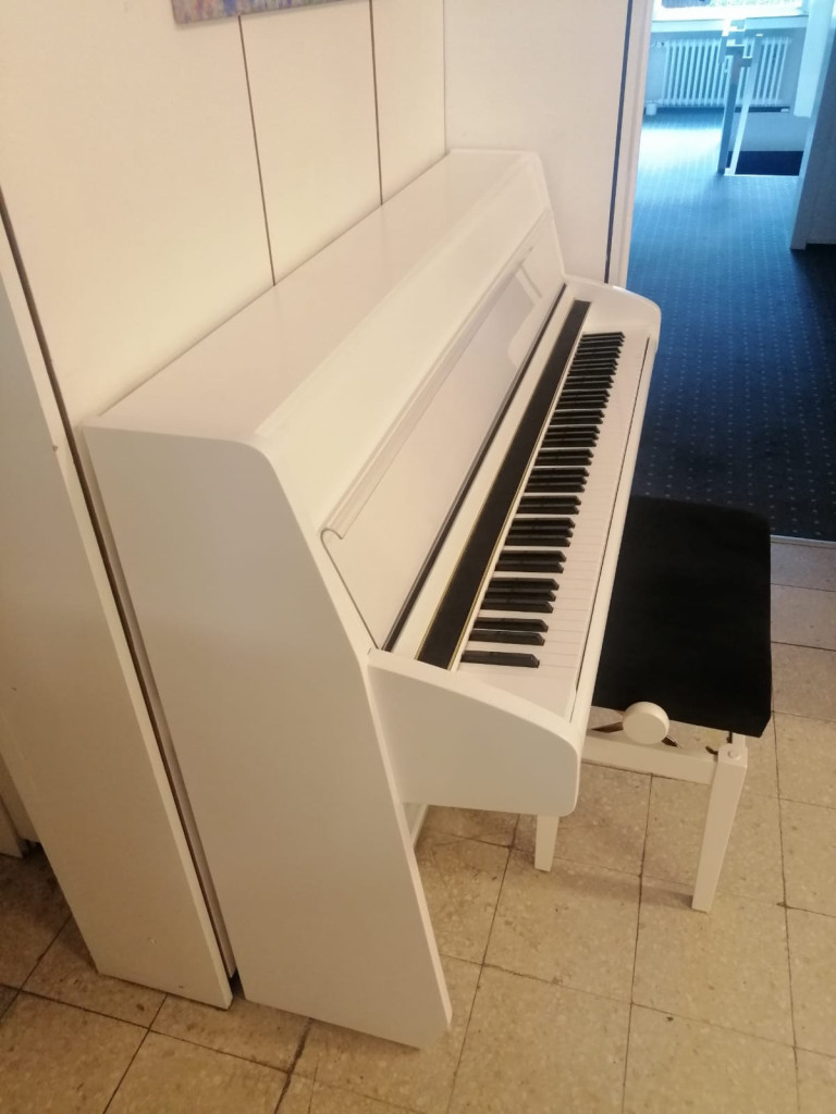 Schimmel Plexi Klavier in wei�f Ferneransicht