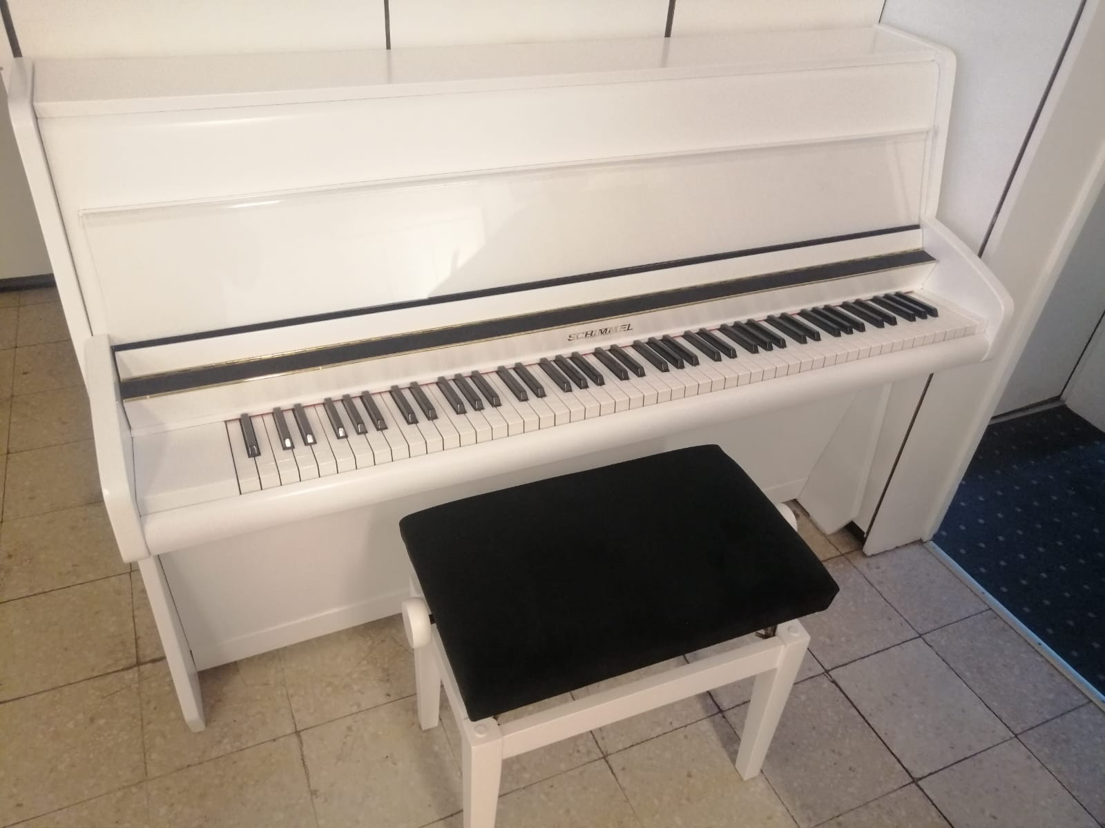 Schimmel Plexi Klavier in weiß mit schwarzer Klavierbank