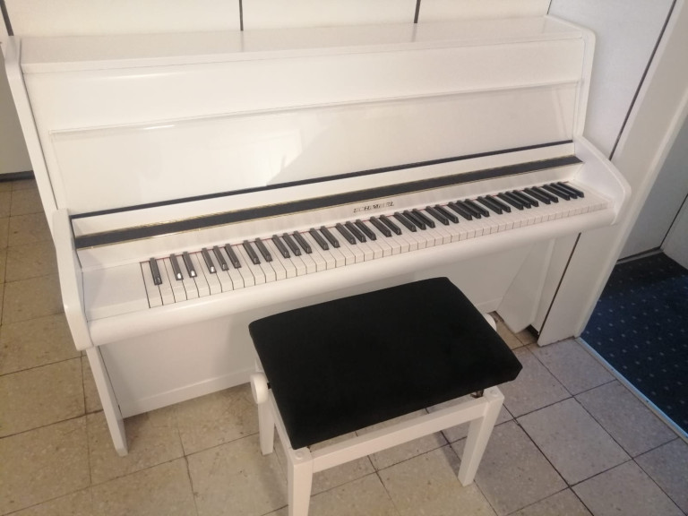 Schimmel Plexi Klavier in weiß mit schwarzer Klavierbank