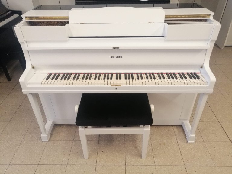 Weißes Schimmel Klavier mit Klavierbank