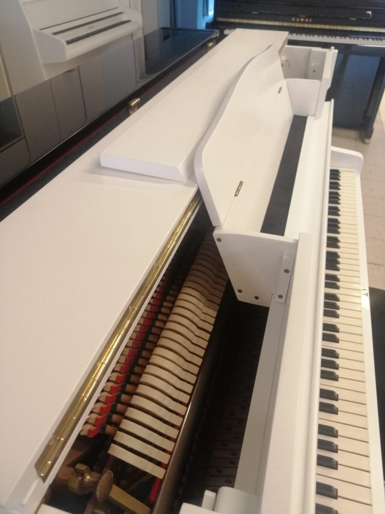 Weißes Schimmel Klavier, Detailansicht der Mechanik und Tastatur
