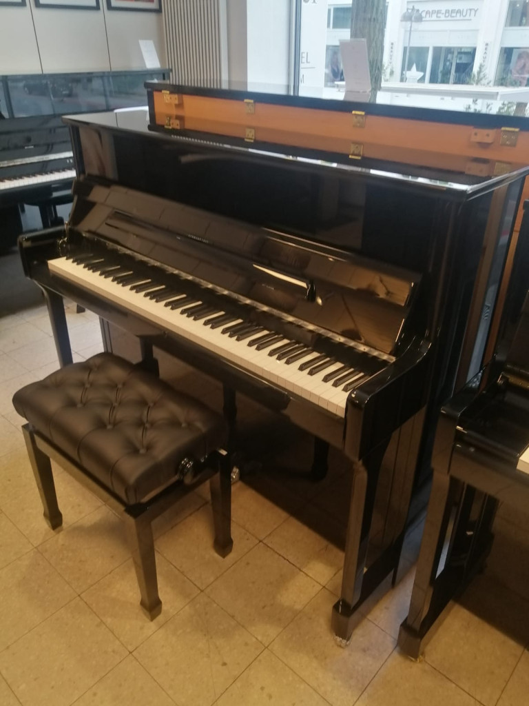 W. Grotrian Klavier in schwarzem Hochglanz mit Klavierbank