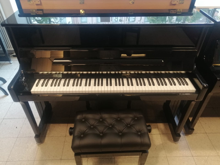 Grotrian Klavier mit Klavierbank in einem Musikgeschäft