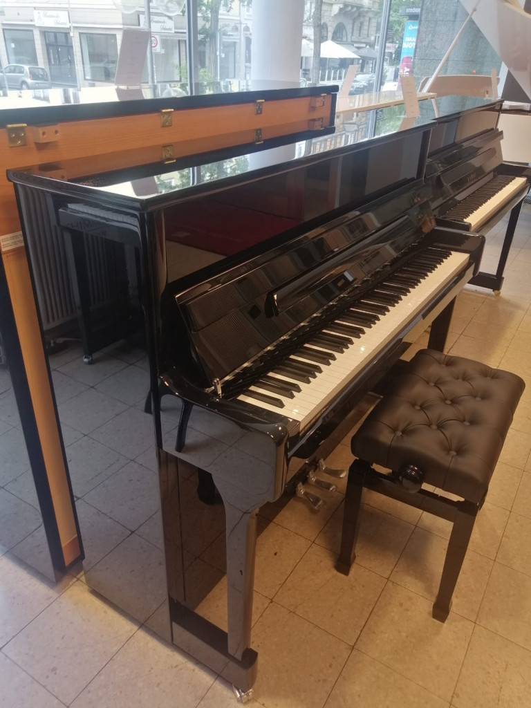 Grotrian Klavier in einem Ausstellungsraum, Seitenansicht mit Klavierbank